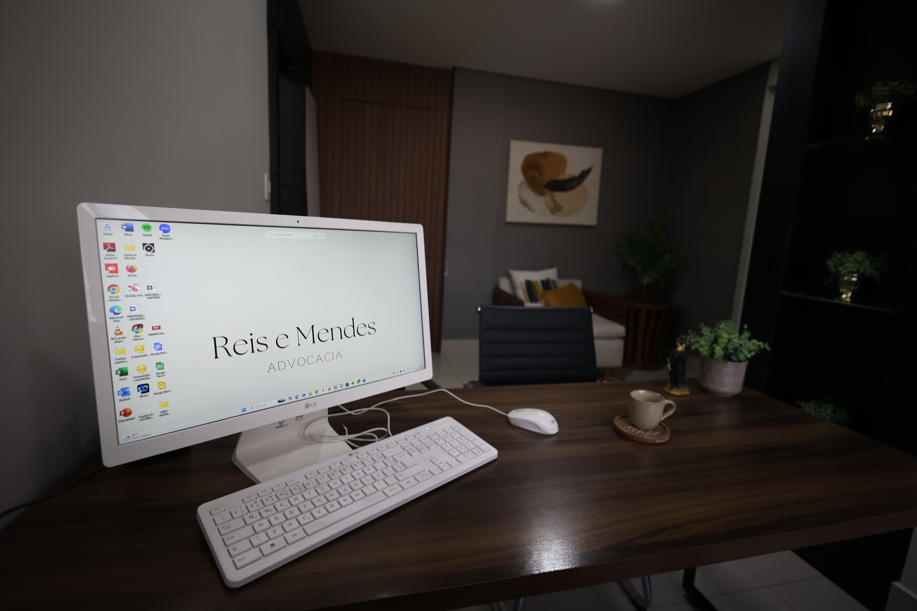 Estação de trabalho com a marca Reis e Mendes Advocacia no monitor